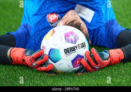 Kevin MÜLLER, Torhüter HDH 1 beim warm-up im Spiel BORUSSIA DORMUND - 1. FC HEIDENHEIM 2-2 am 1. September 2023 in Dortmund. Staffel 2023/2024, 1.Bundesliga, BVB, Spieltag 3, 3.Spieltag © Peter Schatz / Alamy Live News - DFL-VORSCHRIFTEN VERBIETEN DIE VERWENDUNG VON FOTOS als BILDSEQUENZEN und/oder QUASI-VIDEO - Stockfoto