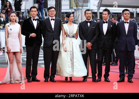 (190519) -- CANNES, 19. Mai 2019 (Xinhua) -- Regisseur Diao Yinan (3. L) und Darsteller posieren auf dem roten Teppich für die Premiere des chinesischen Films Wilder Gänsesee auf dem 72. Cannes Filmfestival in Cannes, Frankreich, am 18. Mai 2019. Vom 14. Bis 25. Mai finden hier die 72. Filmfestspiele von Cannes statt. (Xinhua/Zhang Cheng) FRANKREICH-CANNES-CHINESISCHER FILM-ROTER TEPPICH PUBLICATIONxNOTxINxCHN Stockfoto