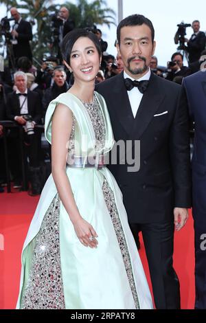 (190519) -- CANNES, 19. Mai 2019 (Xinhua) -- Schauspieler Liao Fan (R) und Schauspielerin Kwai Lun Mei posieren auf dem roten Teppich für die Premiere des chinesischen Films Wilder Gänsesee bei den 72. Filmfestspielen in Cannes, Frankreich, am 18. Mai 2019. Vom 14. Bis 25. Mai finden hier die 72. Filmfestspiele von Cannes statt. (Xinhua/Zhang Cheng) FRANKREICH-CANNES-CHINESISCHER FILM-ROTER TEPPICH PUBLICATIONxNOTxINxCHN Stockfoto