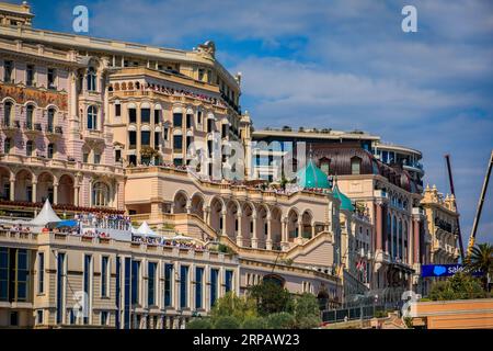 Monte Carlo, Monaco - 27. Mai 2023: Stadtbild von Monte Carlo mit luxuriösen Wohnhäusern am Hafen von Monaco Stockfoto
