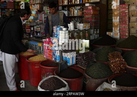 (190519) -- KABUL, 19. Mai 2019 -- ein afghanischer Ladenbesitzer spricht mit einem Kunden in seinem Geschäft in Kabul, Hauptstadt Afghanistans, 19. Mai 2019. ) AFGHANISTAN-KABUL-DAILY LIFE SayedxMominzadah PUBLICATIONxNOTxINxCHN Stockfoto
