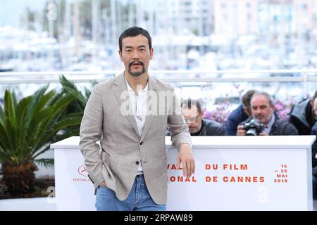 (190519) -- CANNES, 19. Mai 2019 (Xinhua) -- Schauspieler Liao Fan posiert während eines Fotogesprächs für den Film Wilder Gänsesee beim 72. Filmfestival in Cannes, Frankreich, 19. Mai 2019. Der Film Wild Goose Lake des chinesischen Regisseurs Diao Yinan wird während des 72. Filmfestivals von Cannes, das vom 14. Bis 25. Mai stattfindet, um die Palme d oder mit anderen 20 Spielfilmen konkurrieren. (Xinhua/Zhang Cheng) FRANCE-CANNES-FILM FESTIVAL-PHOTOCALL-WILD GOOSE LAKE PUBLICATIONxNOTxINxCHN Stockfoto