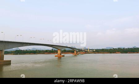 (190519) -- NAKHON PHANOM, 19. Mai 2019 (Xinhua) -- die Thailändisch-laotische Freundschaftsbrücke über den Mekong, die Thailands Provinz Nakhon Phanom mit der Provinz Laos Khammouane verbindet, ist in Nakhon Phanom, Thailand, 9. Mai 2019 zu sehen. Narongchai, ein ehrenamtlicher Bootsführer auf dem Mekong im nordöstlichen Thailand Nakhon Phanom, macht diese Arbeit seit 16 Jahren. Der Mekong ist unser Mutterfluss, der alle im Becken verbindet, sagte Narongchai und beschrieb den grenzüberschreitenden Fluss Teil seines Lebens. DAZU NOCH: Der Mekong-Fluss bindet regionale Länder, Völker als Lebensblut des Südostens zusammen Stockfoto