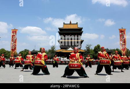 (190519) -- SHANDONG, 19. Mai 2019 (Xinhua) -- Volkskünstler spielen Schlagzeug in der antiken Stadt Taierzhuang in der Stadt Zaozhuang in der ostchinesischen Provinz Shandong, am 19. Mai 2019, China Tourism Day. (Xinhua/Sun Zhongzhe) CHINA-TOURISMUS-TAG (CN) PUBLICATIONxNOTxINxCHN Stockfoto