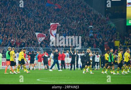 BVB-Team Sad, HDH REAM feiern nach dem Spiel BORUSSIA DORMUND - 1. FC HEIDENHEIM 2-2 am 1. September 2023 in Dortmund. Staffel 2023/2024, 1.Bundesliga, BVB, Spieltag 3, 3.Spieltag © Peter Schatz / Alamy Live News - DFL-VORSCHRIFTEN VERBIETEN DIE VERWENDUNG VON FOTOS als BILDSEQUENZEN und/oder QUASI-VIDEO - Stockfoto