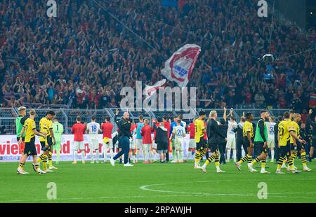 BVB-Team Sad, HDH REAM feiern nach dem Spiel BORUSSIA DORMUND - 1. FC HEIDENHEIM 2-2 am 1. September 2023 in Dortmund. Staffel 2023/2024, 1.Bundesliga, BVB, Spieltag 3, 3.Spieltag © Peter Schatz / Alamy Live News - DFL-VORSCHRIFTEN VERBIETEN DIE VERWENDUNG VON FOTOS als BILDSEQUENZEN und/oder QUASI-VIDEO - Stockfoto