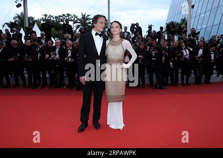 (190520) -- CANNES, 20. Mai 2019 (Xinhua) -- Schauspielerin Valerie Pachner (R) und Schauspieler August Diehl posieren für Fotos bei ihrer Ankunft bei der Premiere des Films Ein verborgenes Leben auf den 72. Filmfestspielen in Cannes, Südfrankreich, am 19. Mai 2019. Die 72. Filmfestspiele von Cannes finden vom 14. Bis 25. Mai statt. (Xinhua/Zhang Cheng) FRANCE-CANNES-FILM A HIDDEN LIFE-PREMIERE PUBLICATIONxNOTxINxCHN Stockfoto
