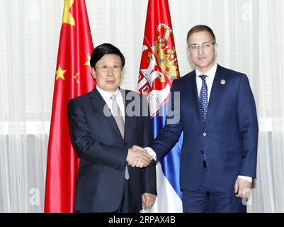 (190520) -- BELGRAD, 20. Mai 2019 (Xinhua) -- der chinesische Staatsrat und Minister für öffentliche Sicherheit Zhao Kezhi (L) trifft am 19. Mai 2019 in Belgrad, Serbien, mit dem stellvertretenden serbischen Premierminister und Innenminister Nebojsa Stefanovic zusammen. (Xinhua/man Bo) SERBIEN-BELGRAD-CHINA-ZHAO KEZHI-STEFANOVIC-MEETING PUBLICATIONxNOTxINxCHN Stockfoto