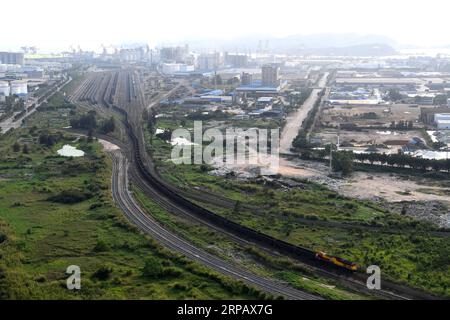 (190520) -- NANNING, 20. Mai 2019 (Xinhua) -- Foto vom 10. April 2019 zeigt einen Zug, der die Eisenbahn des Hafens Fangchenggang, der südchinesischen autonomen Region Guangxi Zhuang, passiert. Guangxi hat im Rahmen der Initiative „Gürtel und Straße“ eine immer wichtigere Rolle gespielt. (Xinhua/Zhou Hua) CHINA-GUANGXI-GÜRTEL UND STRASSENINITIATIVE (CN) PUBLICATIONxNOTxINxCHN Stockfoto