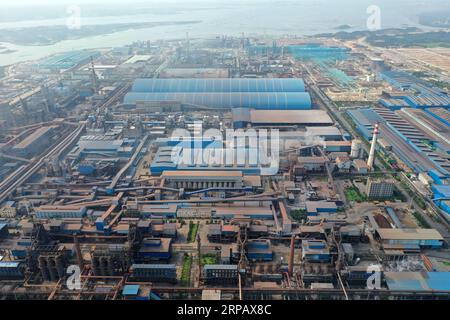 (190520) -- NANNING, 20. Mai 2019 (Xinhua) -- Luftaufnahme, aufgenommen am 10. April 2019, zeigt eine Metallurgie-Firma in der Stadt Fangchenggang, südchinesische autonome Region Guangxi Zhuang. Guangxi hat im Rahmen der Initiative „Gürtel und Straße“ eine immer wichtigere Rolle gespielt. (Xinhua/Zhou Hua) CHINA-GUANGXI-GÜRTEL UND STRASSENINITIATIVE (CN) PUBLICATIONxNOTxINxCHN Stockfoto