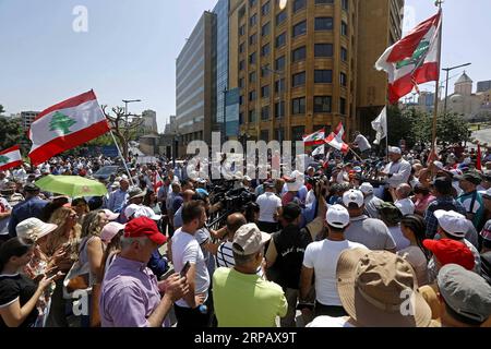 (190520) -- BEIRUT, 20. Mai 2019 -- Menschen halten Fahnen während eines Protestes in der Innenstadt von Beirut, Libanon, am 20. Mai 2019. Am Montag fand eine Konfrontation zwischen Demonstranten und Polizeisoldaten in Beirut statt, während einer Demonstration, die von pensionierten Militärs und anderen Angestellten des öffentlichen Sektors gegen vorgeschlagene Sparmaßnahmen organisiert wurde, berichteten lokale Medien. LIBANON-BEIRUT-ÖFFENTLICHER SEKTOR-PROTEST BilalxJawich PUBLICATIONxNOTxINxCHN Stockfoto
