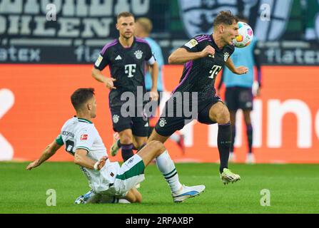 Leon GORETZKA, FCB 8 kämpfen um den Ball, Tackle, Duell, Header, zweikampf, Aktion, Kampf gegen Julian Weigl, MG 8 im Spiel BORUSSIA MOENCHENGLADBACH - FC BAYERN MÜNCHEN 1-2 am 2. September 2023 in Mönchengladbach. Saison 2023/2024, 1.Bundesliga, FC Barcelona, MG, Gladbach, Spieltag 3, 3. Spieltag © Peter Schatz / Alamy Live News - DFL - VORSCHRIFTEN VERBIETEN DIE VERWENDUNG VON FOTOS als BILDSEQUENZEN und/oder QUASI-VIDEO - Stockfoto