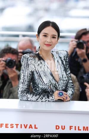 (190521) -- CANNES, 21. Mai 2019 (Xinhua) -- die chinesische Schauspielerin Zhang Ziyi posiert während eines Fotogesprächs beim 72. Cannes Film Festival in Cannes, Südfrankreich, 21. Mai 2019. Zhang Ziyi wurde eingeladen, gemeinsam mit dem amerikanischen Schauspieler Sylvester Stallone, dem französischen Schauspieler Alain Delon und dem dänischen Regisseur Nicolas Winding Refn über ihre Karriere in der diesjährigen Meisterklasse zu sprechen. Die 72. Filmfestspiele von Cannes finden vom 14. Bis 25. Mai statt. (Xinhua/Zhang Cheng) FRANCE-CANNES-FILM FESTIVAL-ZHANG ZIYI PUBLICATIONxNOTxINxCHN Stockfoto