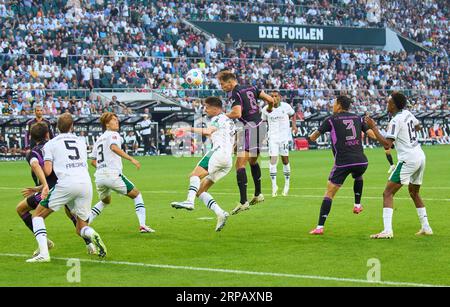 Leon GORETZKA, FCB 8 MinJae Kim, Min-Jae Kim, FCB 3 konkurrieren um den Ball, Tackle, Duell, Header, zweikampf, Aktion, Kampf gegen Julian Weigl, MG 8 Ko Itakura, MG 3 im Spiel BORUSSIA MOENCHENGLADBACH - FC BAYERN MÜNCHEN 1-2 am 2. September 2023 in Mönchengladbach, Deutschland. Saison 2023/2024, 1.Bundesliga, FC Barcelona, MG, Gladbach, Spieltag 3, 3. Spieltag © Peter Schatz / Alamy Live News - DFL - VORSCHRIFTEN VERBIETEN DIE VERWENDUNG VON FOTOS als BILDSEQUENZEN und/oder QUASI-VIDEO - Stockfoto