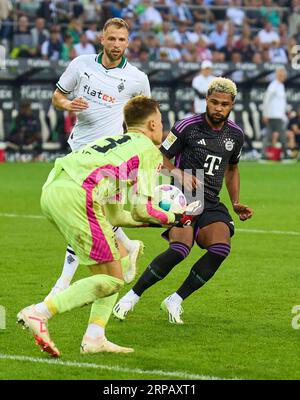 Moritz Nicolas, MG 33 Wettkampf um den Ball, Tackle, Duell, Header, zweikampf, Aktion, Kampf gegen Serge GNABRY, FCB 7 im Spiel BORUSSIA MOENCHENGLADBACH - FC BAYERN MÜNCHEN 1-2 am 2. September 2023 in Mönchengladbach, Deutschland. Saison 2023/2024, 1.Bundesliga, FC Barcelona, MG, Gladbach, Spieltag 3, 3. Spieltag © Peter Schatz / Alamy Live News - DFL - VORSCHRIFTEN VERBIETEN DIE VERWENDUNG VON FOTOS als BILDSEQUENZEN und/oder QUASI-VIDEO - Stockfoto