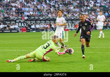 Moritz Nicolas, MG 33 Ko Itakura, MG 3 Wettkampf um den Ball, Tackle, Duell, Header, zweikampf, Aktion, Kampf gegen Leroy SANE, FCB 10 im Spiel BORUSSIA MOENCHENGLADBACH - FC BAYERN MÜNCHEN 1-2 am 2. September 2023 in Mönchengladbach, Deutschland. Saison 2023/2024, 1.Bundesliga, FC Barcelona, MG, Gladbach, Spieltag 3, 3. Spieltag © Peter Schatz / Alamy Live News - DFL - VORSCHRIFTEN VERBIETEN DIE VERWENDUNG VON FOTOS als BILDSEQUENZEN und/oder QUASI-VIDEO - Stockfoto