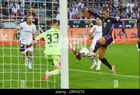 Leroy SANE, FCB 10 konkurrieren um den Ball, Tackle, Duell, Header, zweikampf, Aktion, Kampf gegen Moritz Nicolas, MG 33 Alassane Plädoyer, MG 14 im Spiel BORUSSIA MOENCHENGLADBACH - FC BAYERN MÜNCHEN 1-2 am 2. September 2023 in Mönchengladbach, Deutschland. Saison 2023/2024, 1.Bundesliga, FC Barcelona, MG, Gladbach, Spieltag 3, 3. Spieltag © Peter Schatz / Alamy Live News - DFL - VORSCHRIFTEN VERBIETEN DIE VERWENDUNG VON FOTOS als BILDSEQUENZEN und/oder QUASI-VIDEO - Stockfoto