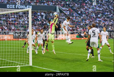 Moritz Nicolas, MG 33 Tomas Cvancara, MG 31 Wettkampf um den Ball, Tackle, Duell, Header, zweikampf, Action, Kampf gegen Harry Kane, FCB 9 im Spiel BORUSSIA MOENCHENGLADBACH - FC BAYERN MÜNCHEN 1-2 am 2. September 2023 in Mönchengladbach, Deutschland. Saison 2023/2024, 1.Bundesliga, FC Barcelona, MG, Gladbach, Spieltag 3, 3. Spieltag © Peter Schatz / Alamy Live News - DFL - VORSCHRIFTEN VERBIETEN DIE VERWENDUNG VON FOTOS als BILDSEQUENZEN und/oder QUASI-VIDEO - Stockfoto