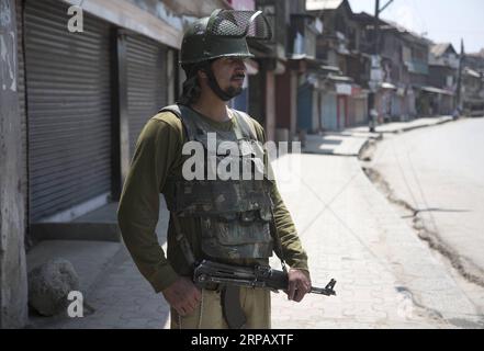 (190521) -- SRINAGAR, 21. Mai 2019 (Xinhua) -- ein indischer paramilitärischer Soldat wacht während der Sicherheitssperre im Stadtzentrum von Srinagar, der Sommerhauptstadt des von Indien kontrollierten Kaschmirs, am 21. Mai 2019. Die Behörden verhängten am Montag Beschränkungen in Teilen von Srinagar, um Proteste zu verhindern, da separatistische Gruppen einen Streik und einen gedenkmarsch zum Todestag zweier separatistischer Führer, Mirwaiz Muhammad Farooq und Abdul Gani Lone, forderten, sagten Beamte. (Xinhua/Javed dar) KASHMIR-SRINAGAR-SECURITY-LOCKDOWN-PUBLICATIONxNOTxINxCHN Stockfoto