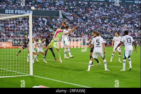 Moritz Nicolas, MG 33 Tomas Cvancara, MG 31 Wettkampf um den Ball, Tackle, Duell, Header, zweikampf, Action, Kampf gegen Harry Kane, FCB 9 im Spiel BORUSSIA MOENCHENGLADBACH - FC BAYERN MÜNCHEN 1-2 am 2. September 2023 in Mönchengladbach, Deutschland. Saison 2023/2024, 1.Bundesliga, FC Barcelona, MG, Gladbach, Spieltag 3, 3. Spieltag © Peter Schatz / Alamy Live News - DFL - VORSCHRIFTEN VERBIETEN DIE VERWENDUNG VON FOTOS als BILDSEQUENZEN und/oder QUASI-VIDEO - Stockfoto