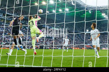 Moritz Nicolas, MG 33 MinJae Kim, Min-Jae Kim, FCB 3 Wettkampf um den Ball, Tackle, Duell, Header, zweikampf, Action, Kampf gegen Harry Kane, FCB 9 im Spiel BORUSSIA MOENCHENGLADBACH - FC BAYERN MÜNCHEN 1-2 am 2. September 2023 in Mönchengladbach, Deutschland. Saison 2023/2024, 1.Bundesliga, FC Barcelona, MG, Gladbach, Spieltag 3, 3. Spieltag © Peter Schatz / Alamy Live News - DFL - VORSCHRIFTEN VERBIETEN DIE VERWENDUNG VON FOTOS als BILDSEQUENZEN und/oder QUASI-VIDEO - Stockfoto