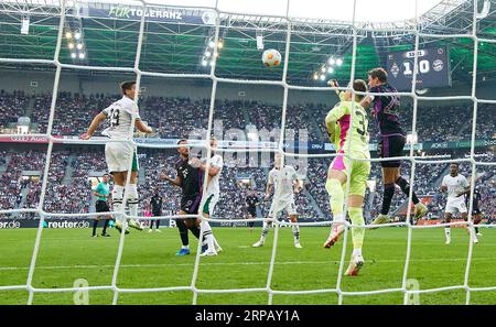 Moritz Nicolas, MG 33 Wettkampf um den Ball, Tackle, Duell, Header, zweikampf, Aktion, Kampf gegen Thomas MÜLLER, MÜLLER, FCB 25 im Spiel BORUSSIA MOENCHENGLADBACH - FC BAYERN MÜNCHEN 1-2 am 2. September 2023 in Mönchengladbach. Saison 2023/2024, 1.Bundesliga, FC Barcelona, MG, Gladbach, Spieltag 3, 3. Spieltag © Peter Schatz / Alamy Live News - DFL - VORSCHRIFTEN VERBIETEN DIE VERWENDUNG VON FOTOS als BILDSEQUENZEN und/oder QUASI-VIDEO - Stockfoto