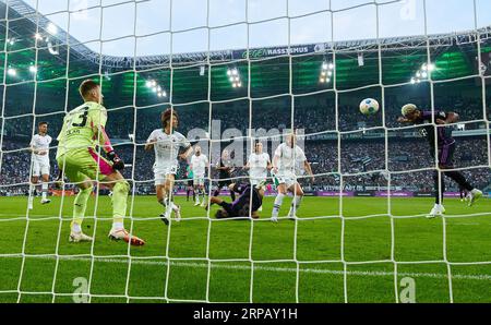 Serge GNABRY, FCB 7 konkurrieren um den Ball, Tackle, Duell, Header, zweikampf, Aktion, Kampf gegen Moritz Nicolas, MG 33 Tony JANTSCHKE, MG 24 Ko Itakura, MG 3 im Spiel BORUSSIA MOENCHENGLADBACH - FC BAYERN MÜNCHEN 1-2 am 2. September 2023 in MÖNCHENGLADBACH, Deutschland. Saison 2023/2024, 1.Bundesliga, FC Barcelona, MG, Gladbach, Spieltag 3, 3. Spieltag © Peter Schatz / Alamy Live News - DFL - VORSCHRIFTEN VERBIETEN DIE VERWENDUNG VON FOTOS als BILDSEQUENZEN und/oder QUASI-VIDEO - Stockfoto