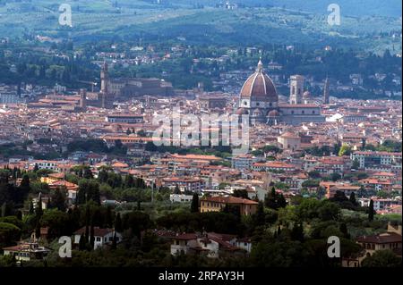 Ein Panoramablick auf Florenz mit dem Dom Santa Maria del Fiori (Kathedrale von Florenz) und dem Glockenturm des Doms ist von Fiesole aus zu sehen, einer kleinen Stadt in t Stockfoto