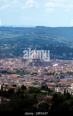 Ein Panoramablick auf Florenz mit dem Dom Santa Maria del Fiori (Kathedrale von Florenz) und dem Glockenturm des Doms ist von Fiesole aus zu sehen, einer kleinen Stadt in t Stockfoto