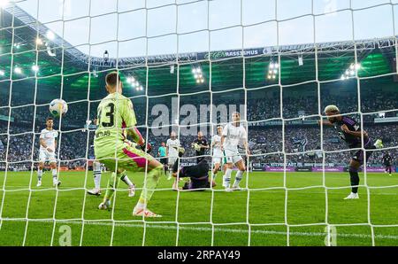 Serge GNABRY, FCB 7 konkurrieren um den Ball, Tackle, Duell, Header, zweikampf, Aktion, Kampf gegen Moritz Nicolas, MG 33 Tony JANTSCHKE, MG 24 Ko Itakura, MG 3 im Spiel BORUSSIA MOENCHENGLADBACH - FC BAYERN MÜNCHEN 1-2 am 2. September 2023 in MÖNCHENGLADBACH, Deutschland. Saison 2023/2024, 1.Bundesliga, FC Barcelona, MG, Gladbach, Spieltag 3, 3. Spieltag © Peter Schatz / Alamy Live News - DFL - VORSCHRIFTEN VERBIETEN DIE VERWENDUNG VON FOTOS als BILDSEQUENZEN und/oder QUASI-VIDEO - Stockfoto