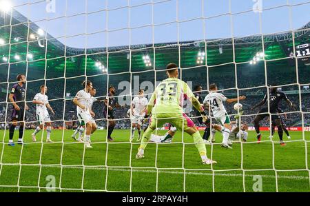 Dayot Upamecano, FCB 2 konkurrieren um den Ball, Tackle, Duell, Header, zweikampf, Aktion, Kampf gegen Marvin Friedrich, MG 5 Ko Itakura, MG 3 Moritz Nicolas, MG 33 im Spiel BORUSSIA MOENCHENGLADBACH - FC BAYERN MÜNCHEN 1-2 am 2. September 2023 in MÖNCHENGLADBACH, Deutschland. Saison 2023/2024, 1.Bundesliga, FC Barcelona, MG, Gladbach, Spieltag 3, 3. Spieltag © Peter Schatz / Alamy Live News - DFL - VORSCHRIFTEN VERBIETEN DIE VERWENDUNG VON FOTOS als BILDSEQUENZEN und/oder QUASI-VIDEO - Stockfoto