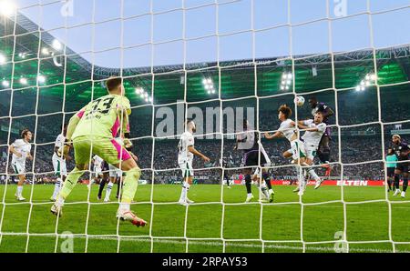 Dayot Upamecano, FCB 2 konkurrieren um den Ball, Tackle, Duell, Header, zweikampf, Aktion, Kampf gegen Marvin Friedrich, MG 5 Ko Itakura, MG 3 Moritz Nicolas, MG 33 im Spiel BORUSSIA MOENCHENGLADBACH - FC BAYERN MÜNCHEN 1-2 am 2. September 2023 in MÖNCHENGLADBACH, Deutschland. Saison 2023/2024, 1.Bundesliga, FC Barcelona, MG, Gladbach, Spieltag 3, 3. Spieltag © Peter Schatz / Alamy Live News - DFL - VORSCHRIFTEN VERBIETEN DIE VERWENDUNG VON FOTOS als BILDSEQUENZEN und/oder QUASI-VIDEO - Stockfoto