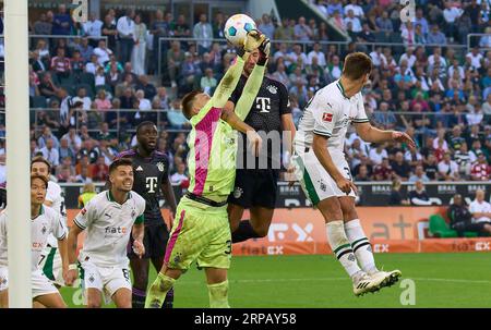 Moritz Nicolas, MG 33 Wettkampf um den Ball, Tackle, Duell, Header, zweikampf, Action, Kampf gegen Harry Kane, FCB 9 im Spiel BORUSSIA MOENCHENGLADBACH - FC BAYERN MÜNCHEN 1-2 am 2. September 2023 in Mönchengladbach, Deutschland. Saison 2023/2024, 1.Bundesliga, FC Barcelona, MG, Gladbach, Spieltag 3, 3. Spieltag © Peter Schatz / Alamy Live News - DFL - VORSCHRIFTEN VERBIETEN DIE VERWENDUNG VON FOTOS als BILDSEQUENZEN und/oder QUASI-VIDEO - Stockfoto