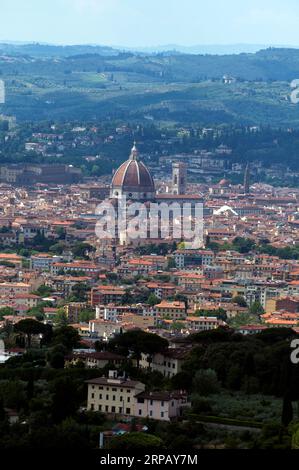 Ein Panoramablick auf Florenz mit dem Dom Santa Maria del Fiori (Kathedrale von Florenz) und dem Glockenturm des Doms ist von Fiesole aus zu sehen, einer kleinen Stadt in t Stockfoto