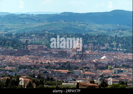 Ein Panoramablick auf Florenz mit dem Dom Santa Maria del Fiori (Kathedrale von Florenz) und dem Glockenturm des Doms ist von Fiesole aus zu sehen, einer kleinen Stadt in t Stockfoto