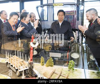 (190521) -- WIEN, 21. Mai 2019 (Xinhua) -- Li Zhanshu (2. R), Vorsitzender des Ständigen Ausschusses des Nationalen Volkskongresses (NPC), besucht am 19. Mai 2019 Palfinger, eine in Österreich ansässige Kranfabrik, in Salzburg, Österreich. Chinas führender Gesetzgeber Li Zhanshu besuchte Österreich vom 18. Bis 21. Mai offiziell freundlich, wo er sich mit österreichischen Staats- und Regierungschefs zur Förderung bilateraler Beziehungen traf und Chinas Haltung zur Aufrechterhaltung von Multilateralismus und Freihandel zum Ausdruck brachte. (Xinhua/Huang Jingwen) AUSTRIA-VIENNA-LI ZHANSHU-VISIT PUBLICATIONxNOTxINxCHN Stockfoto