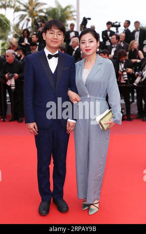 (190522) -- CANNES, 22. Mai 2019 (Xinhua) -- Regisseur Gu Xiaogang (L) nimmt an der Premiere des von Quentin Tarantino inszenierten Films Once Upon a Time in Hollywood während des 72. Cannes Film Festivals in Cannes, Frankreich, am 21. Mai 2019 Teil. Es war einmal in Hollywood, dass es um die Palme d oder mit anderen 20 Filmen konkurrieren wird. (Xinhua/Gao Jing) FRANKREICH-CANNES-FILM EINST IN HOLLYWOOD-PREMIERE PUBLICATIONxNOTxINxCHN Stockfoto