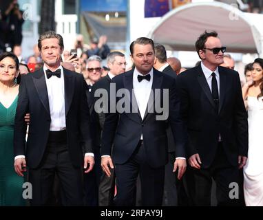 (190522) -- CANNES, 22. Mai 2019 (Xinhua) -- Regisseur Quentin Tarantino (R) und die Schauspieler Brad Pitt (L) und Leonardo DiCaprio nehmen an der Premiere des von Quentin Tarantino inszenierten Films Once Upon a Time in Hollywood während des 72. Filmfestivals von Cannes, Frankreich, 21. Mai 2019, Teil. Es war einmal in Hollywood, dass es um die Palme d oder mit anderen 20 Filmen konkurrieren wird. (Xinhua/Gao Jing) FRANKREICH-CANNES-FILM EINST IN HOLLYWOOD-PREMIERE PUBLICATIONxNOTxINxCHN Stockfoto