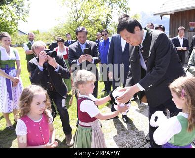 (190521) -- WIEN, 21. Mai 2019 (Xinhua) -- Li Zhanshu, Vorsitzender des Ständigen Ausschusses des Nationalen Volkskongresses (NPC), besucht am 19. Mai 2019 einen Bauernhof in Salzburg, Österreich. Chinas führender Gesetzgeber Li Zhanshu besuchte Österreich vom 18. Bis 21. Mai offiziell freundlich, wo er sich mit österreichischen Staats- und Regierungschefs zur Förderung bilateraler Beziehungen traf und Chinas Haltung zur Aufrechterhaltung von Multilateralismus und Freihandel zum Ausdruck brachte. (Xinhua/Shen Hong) AUSTRIA-VIENNA-LI ZHANSHU-VISIT PUBLICATIONxNOTxINxCHN Stockfoto