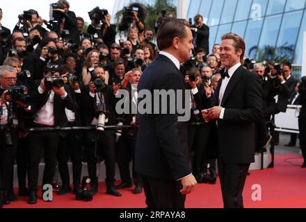 (190522) -- CANNES, 22. Mai 2019 (Xinhua) -- die Schauspieler Leonardo DiCaprio (L) und Brad Pitt nehmen an der Premiere des von Quentin Tarantino inszenierten Films Once Upon a Time in Hollywood während des 72. Cannes Film Festivals in Cannes, Frankreich, am 21. Mai 2019 Teil. Es war einmal in Hollywood, dass es um die Palme d oder mit anderen 20 Filmen konkurrieren wird. (Xinhua/Gao Jing) FRANKREICH-CANNES-FILM EINST IN HOLLYWOOD-PREMIERE PUBLICATIONxNOTxINxCHN Stockfoto