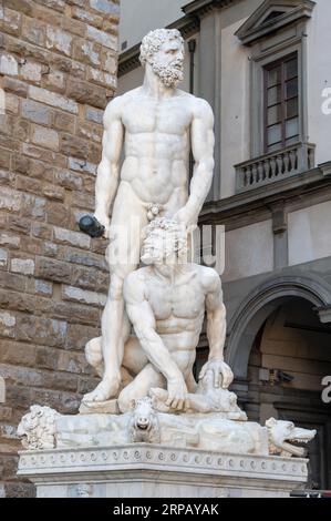 Eine italienische Renaissance-Skulptur aus Marmor von Herkules und Kakus am Haupteingang des Palazzo Vecchio aus dem 13. Jahrhundert (Rathaus von Floren) Stockfoto