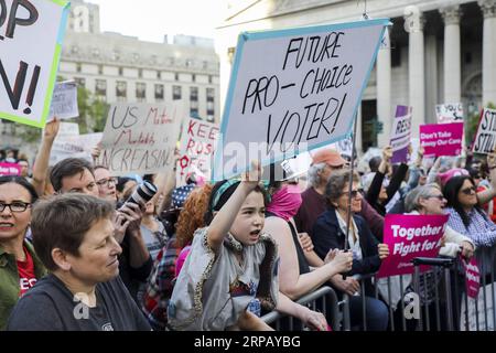 (190522) -- NEW YORK, 22. Mai 2019 (Xinhua) -- Menschen nehmen an einer Kundgebung Teil, die Abtreibungsrechte am Foley Square in New York, USA, 21. Mai 2019 fordert. (Xinhua/Wang Ying) US-NEW YORK-ABTREIBUNGSRECHTE-PROTEST PUBLICATIONxNOTxINxCHN Stockfoto