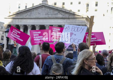 (190522) -- NEW YORK, 22. Mai 2019 (Xinhua) -- Menschen nehmen an einer Kundgebung Teil, die Abtreibungsrechte am Foley Square in New York, USA, 21. Mai 2019 fordert. (Xinhua/Wang Ying) US-NEW YORK-ABTREIBUNGSRECHTE-PROTEST PUBLICATIONxNOTxINxCHN Stockfoto