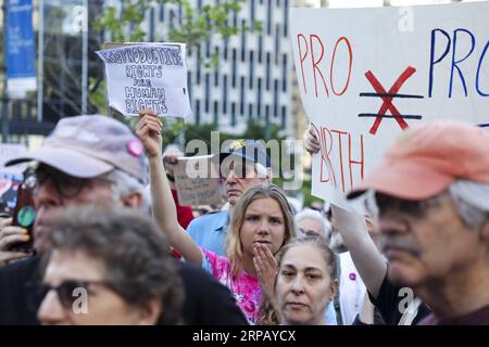 (190522) -- NEW YORK, 22. Mai 2019 (Xinhua) -- Menschen nehmen an einer Kundgebung Teil, die Abtreibungsrechte am Foley Square in New York, USA, 21. Mai 2019 fordert. (Xinhua/Wang Ying) US-NEW YORK-ABTREIBUNGSRECHTE-PROTEST PUBLICATIONxNOTxINxCHN Stockfoto