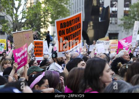 (190522) -- NEW YORK, 22. Mai 2019 (Xinhua) -- Menschen nehmen an einer Kundgebung Teil, die Abtreibungsrechte am Foley Square in New York, USA, 21. Mai 2019 fordert. (Xinhua/Wang Ying) US-NEW YORK-ABTREIBUNGSRECHTE-PROTEST PUBLICATIONxNOTxINxCHN Stockfoto