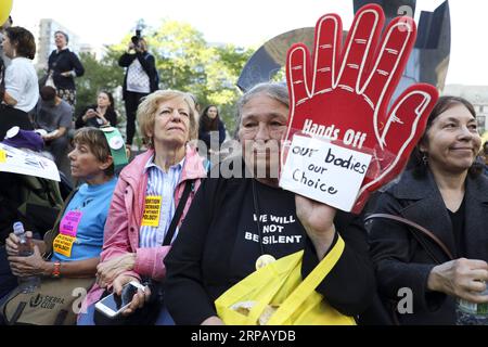 (190522) -- NEW YORK, 22. Mai 2019 (Xinhua) -- Menschen nehmen an einer Kundgebung Teil, die Abtreibungsrechte am Foley Square in New York, USA, 21. Mai 2019 fordert. (Xinhua/Wang Ying) US-NEW YORK-ABTREIBUNGSRECHTE-PROTEST PUBLICATIONxNOTxINxCHN Stockfoto