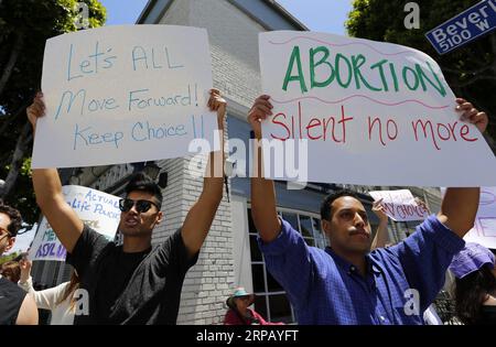 (190522) -- LOS ANGELES, 22. Mai 2019 (Xinhua) -- Menschen nehmen an einer Kundgebung in Los Angeles, USA, am 21. Mai 2019 Teil. Dutzende von Kundgebungen fanden am Dienstag in den großen Städten Südkaliforniens statt, um die wachsende Zahl von staaten anzuprangern, die restriktive Abtreibungsgesetze erlassen, und Frauenrechte in der strittigen Abtreibungsfrage zu fordern. (Xinhua/Li Ying) US-LOS ANGELES-ABTREIBUNGSVERBOT-PROTEST PUBLICATIONxNOTxINxCHN Stockfoto