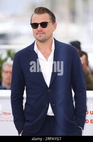 (190522) -- CANNES, 22. Mai 2019 (Xinhua) -- Schauspieler Leonardo DiCaprio posiert während eines Fotogesprächs während des 72. Cannes Film Festivals in Cannes, Frankreich, 22. Mai 2019 in Hollywood. Es war einmal in Hollywood, dass es um die Palme d oder mit 20 anderen Filmen konkurrieren wird. (Xinhua/Gao Jing) FRANCE-CANNES-FILM FESTIVAL-PHOTOCALL- EINST IN HOLLYWOOD PUBLICATIONxNOTxINxCHN Stockfoto