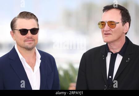 (190522) -- CANNES, 22. Mai 2019 (Xinhua) -- Schauspieler Leonardo DiCaprio (L) und Regisseur Quentin Tarantino posieren während eines Fotobesuchs in Hollywood während des 72. Cannes Film Festivals in Cannes, Frankreich, 22. Mai 2019. Es war einmal in Hollywood, dass es um die Palme d oder mit 20 anderen Filmen konkurrieren wird. (Xinhua/Gao Jing) FRANCE-CANNES-FILM FESTIVAL-PHOTOCALL- EINST IN HOLLYWOOD PUBLICATIONxNOTxINxCHN Stockfoto