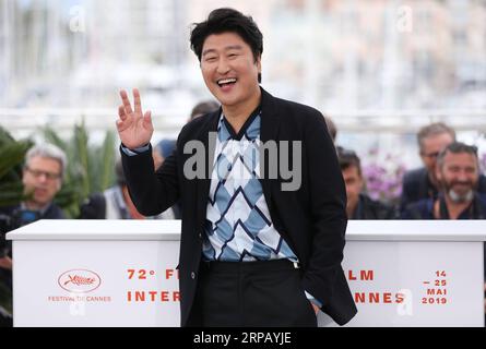 (190522) -- CANNES, 22. Mai 2019 (Xinhua) -- Schauspieler Kang-ho Song posiert während eines Fotogesprächs für Parasiten beim 72. Cannes Film Festival in Cannes, Frankreich, 22. Mai 2019. Parasit wird um die Palme d oder mit 20 anderen Filmen konkurrieren. (Xinhua/Gao Jing) FRANCE-CANNES-FILM FESTIVAL-PHOTOCALL-PARASIT PUBLICATIONxNOTxINxCHN Stockfoto